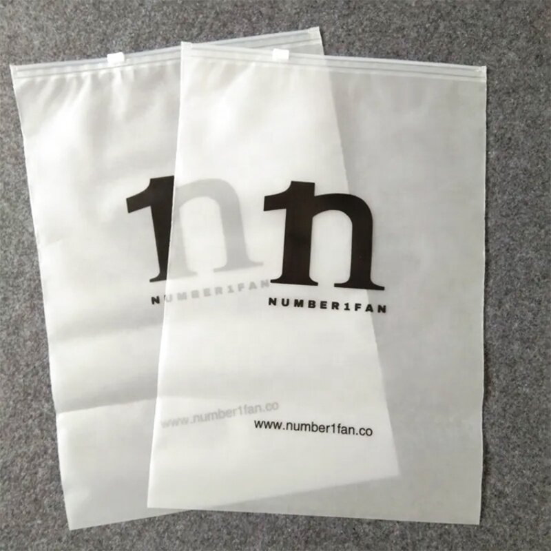 Prodotto personalizzato, borsa con cerniera in plastica smerigliata personalizzata con logo stampato in fabbrica per abbigliamento