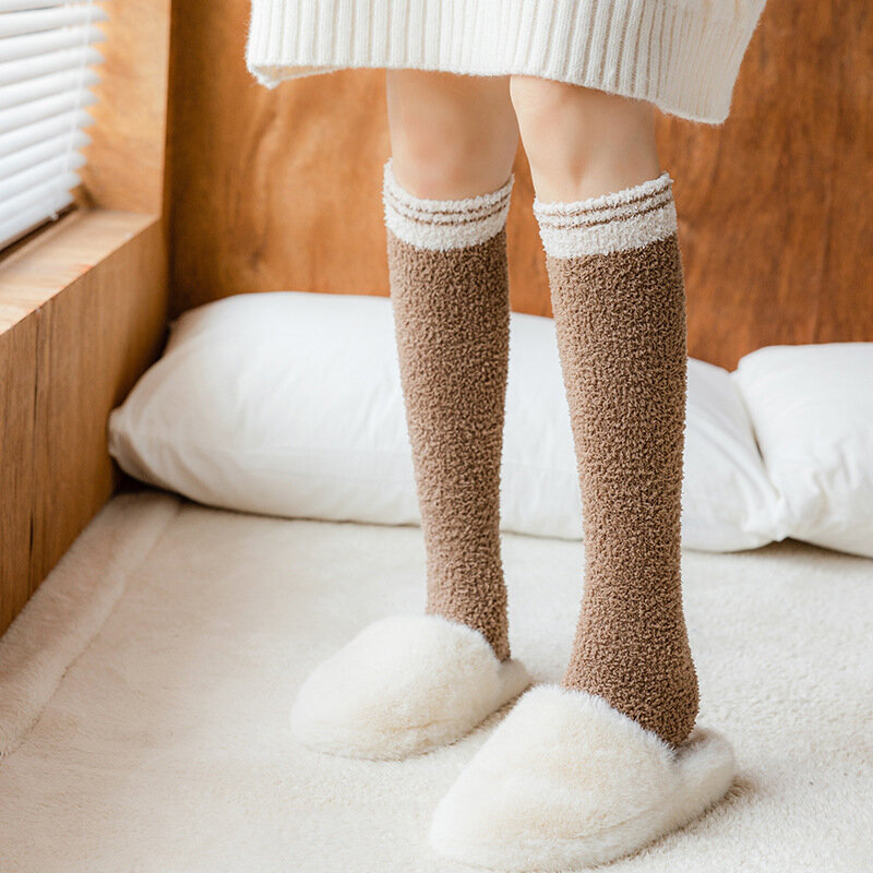 Nuovi calzini in pile corallo tie-dye calzini da notte per la casa addensati calzini da pavimento caldi invernali a due barre lunghi al polpaccio