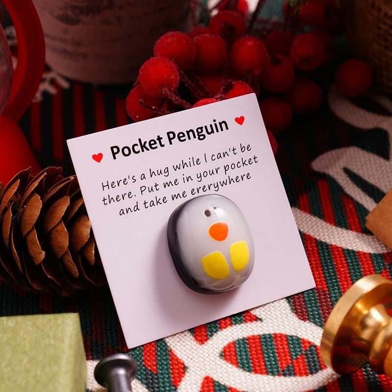 Una piccola tasca pinguino abbraccio ricordo ornamento carino regalo di natale con piccolo messaggio di distanza della carta regalo sociale festa Decorati
