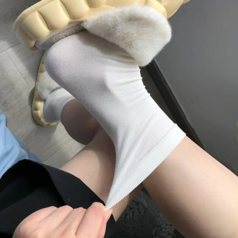 Schwarz weiße Socken für Frauen Männer Mode bequeme Mittel rohr knochen lose Socken Harajuku Frühling Sommer einfarbige atmungsaktive Socke