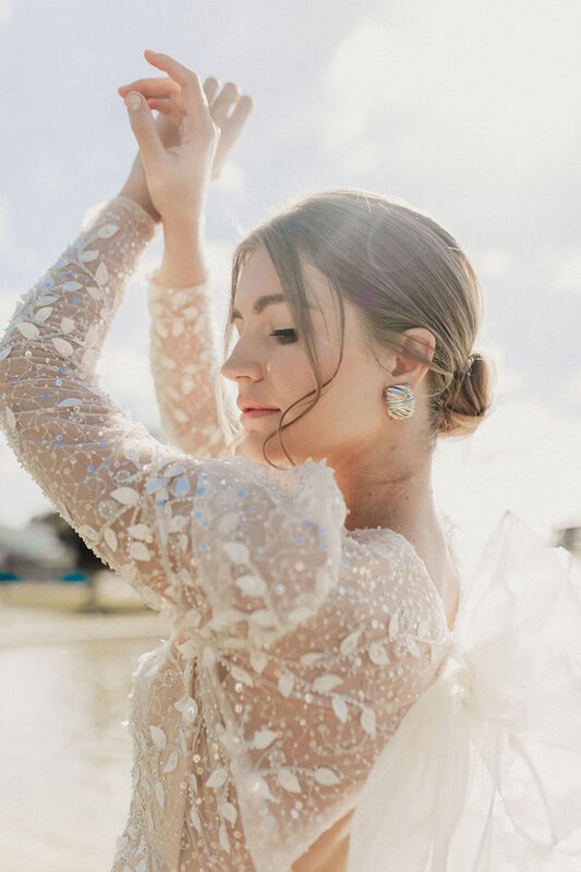 فستان زفاف قصير برقبة على شكل V من DREAM Beach بأكمام طويلة مع فيونكة صغيرة مكشوفة الظهر مطرز بالخرز فوق الركبة