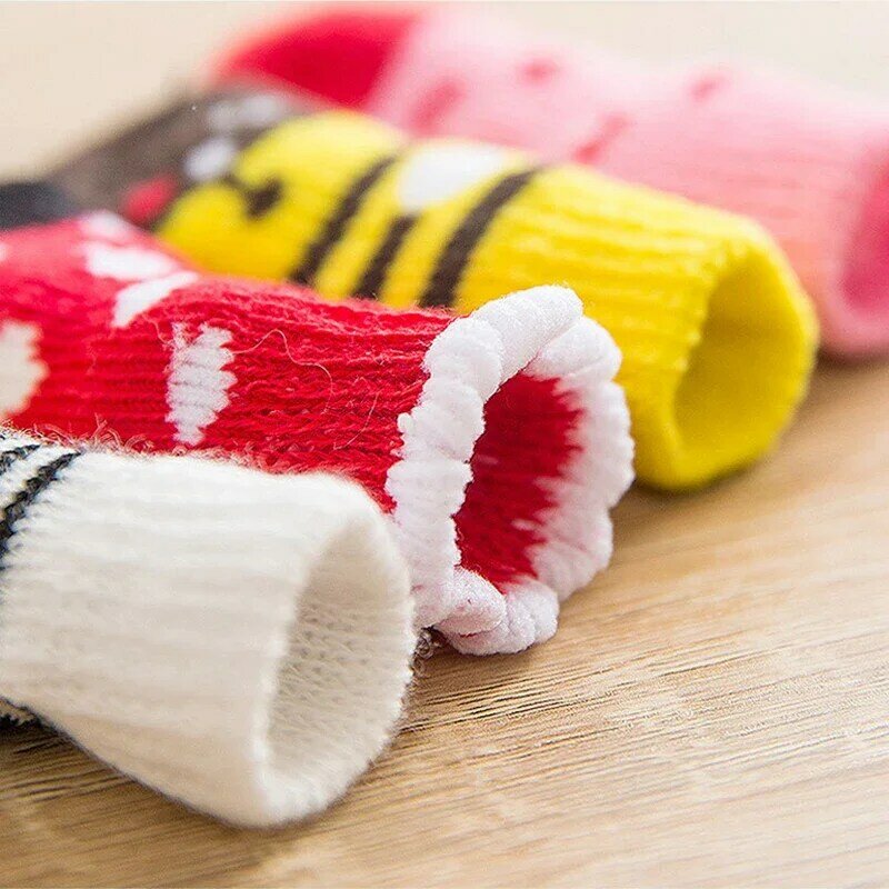 4 buah/set penutup kaki pola lucu kaus kaki anjing musim dingin hangat antilicin pelindung kaki anak anjing hadiah Natal untuk anak anjing kucing anjing