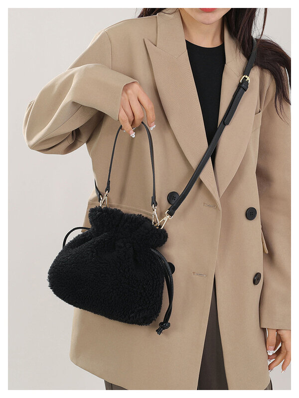 Borsa a tracolla in peluche moda per donna borse in tinta unita borsa a tracolla con coulisse in lana di agnello autunno e inverno 2024