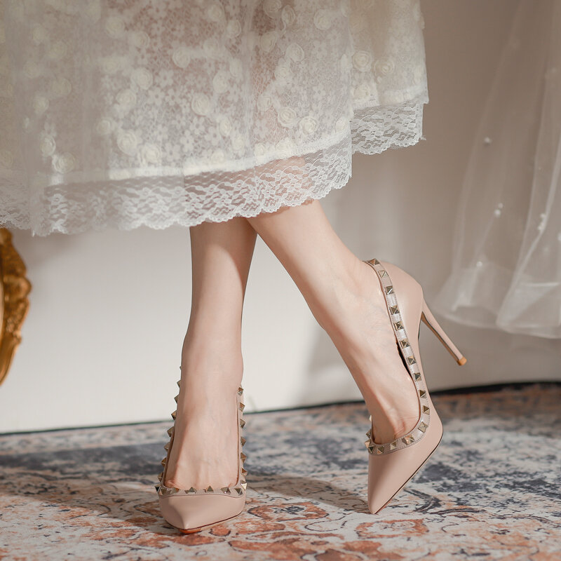Женские туфли на высоком каблуке, черные туфли-лодочки из натуральной кожи с металлическими заклепками и острым носком, 2023