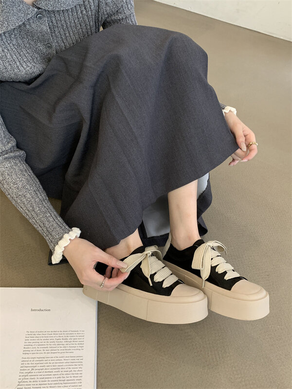 Sepatu kanvas kecil putih baru musim semi 2023 sepatu sol tebal mode wanita sepatu papan sol tebal kasual sepatu kasual luar ruangan