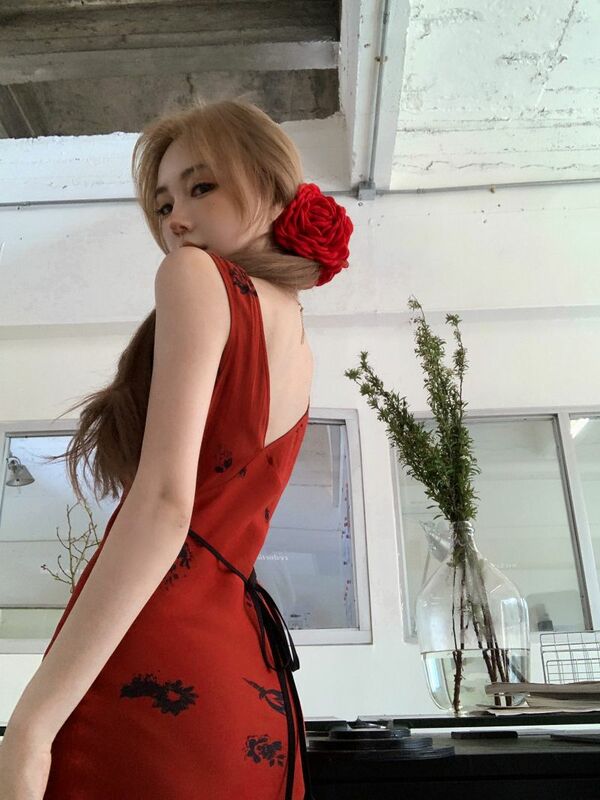 Damska letnia spódnica z nadrukiem w kształcie litery V z czerwonym szelkami w stylu retro, dopasowana sukienka z wiązaniem pośladków