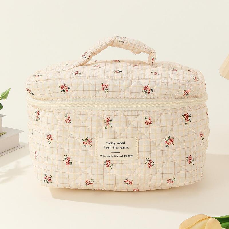 Lightweight Travel Organizer Quilted Travel Cosmetic Bag with Flower Print Capacity Toiletry Organizer with Zipper for Makeup