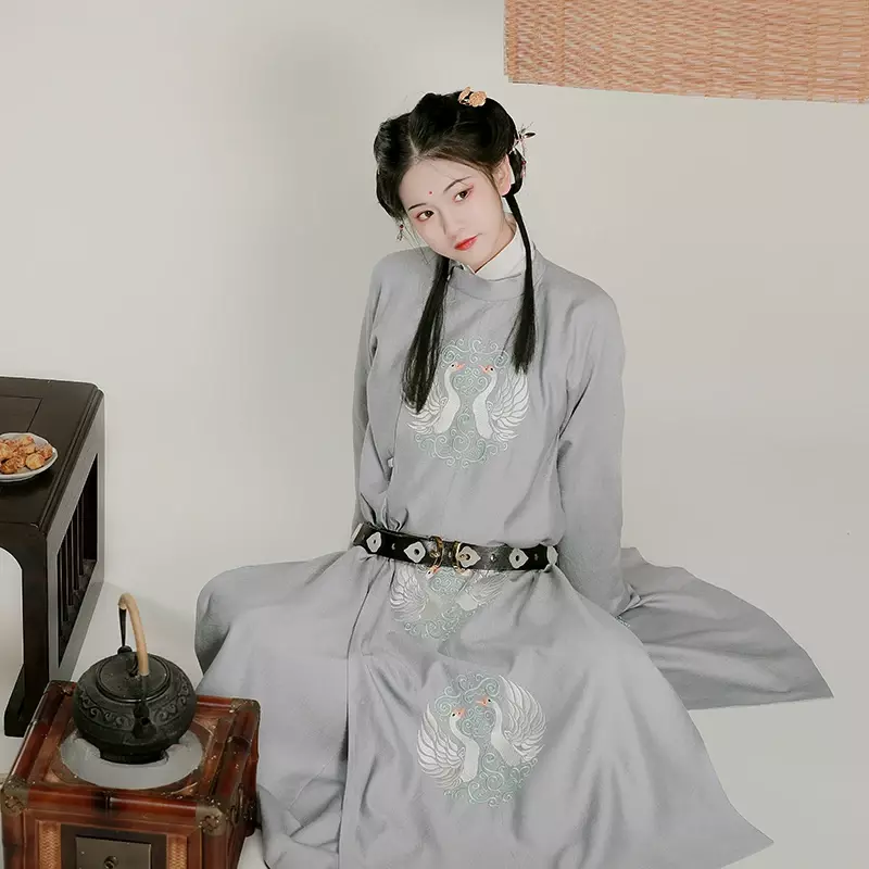 Tongwan ชุดเต้นรำแบบโบราณสไตล์ฮันซีไซ่สำหรับมื้อค่ำร่างฟื้นฟูจุดเงินเสื้อคลุมยาวคอกลมสีเทาสำหรับฤดูใบไม้ผลิ