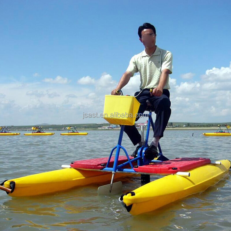 Rowerek wodny droga rowerowa nowy projekt dla młodzieżowego wodnego centrum fitness zabawiają i rekreacyjnie podróżują samochodem na świeżym powietrzu