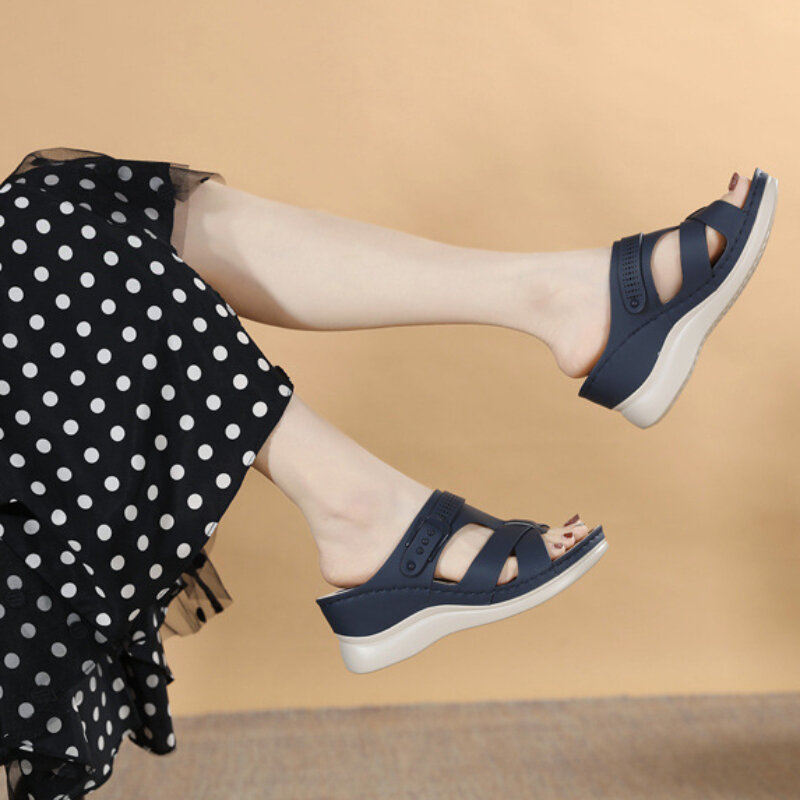 Zapatillas cómodas informales para mujer, zapatos de tacón de playa con pendiente, Sandalias ligeras de color sólido, novedad de verano