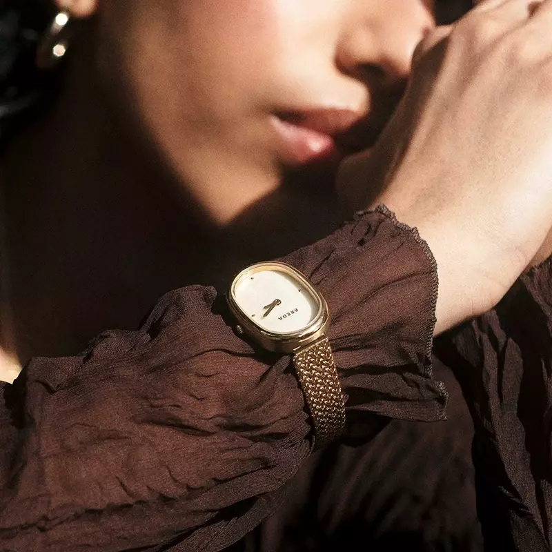 Jam tangan modis elegan kelas atas jam tangan kuarsa wanita modis Retro persegi ringan mewah minoritas kecil indah