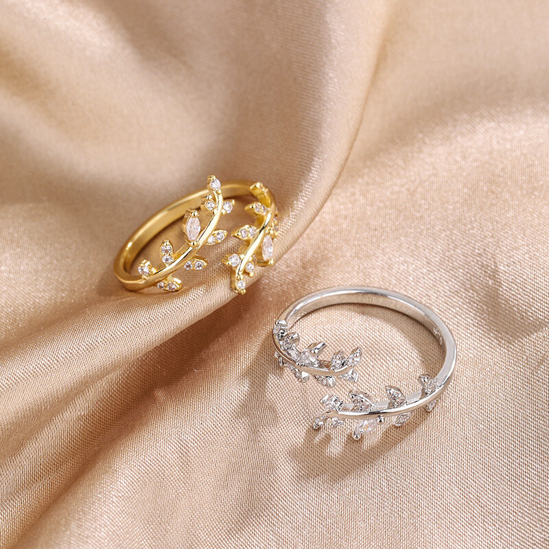 Женское кольцо из серебра 925 пробы с цирконом