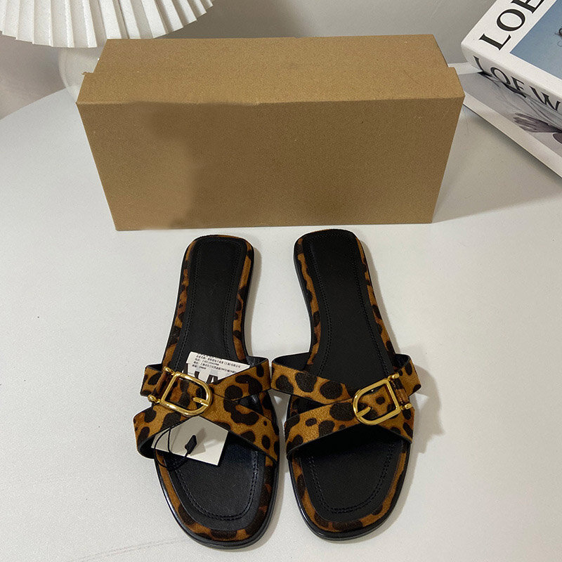 2024 scarpe da donna piatte cinghie incrociate fibbie in metallo stampa leopardata sandali con punta esposta sul retro pantofole