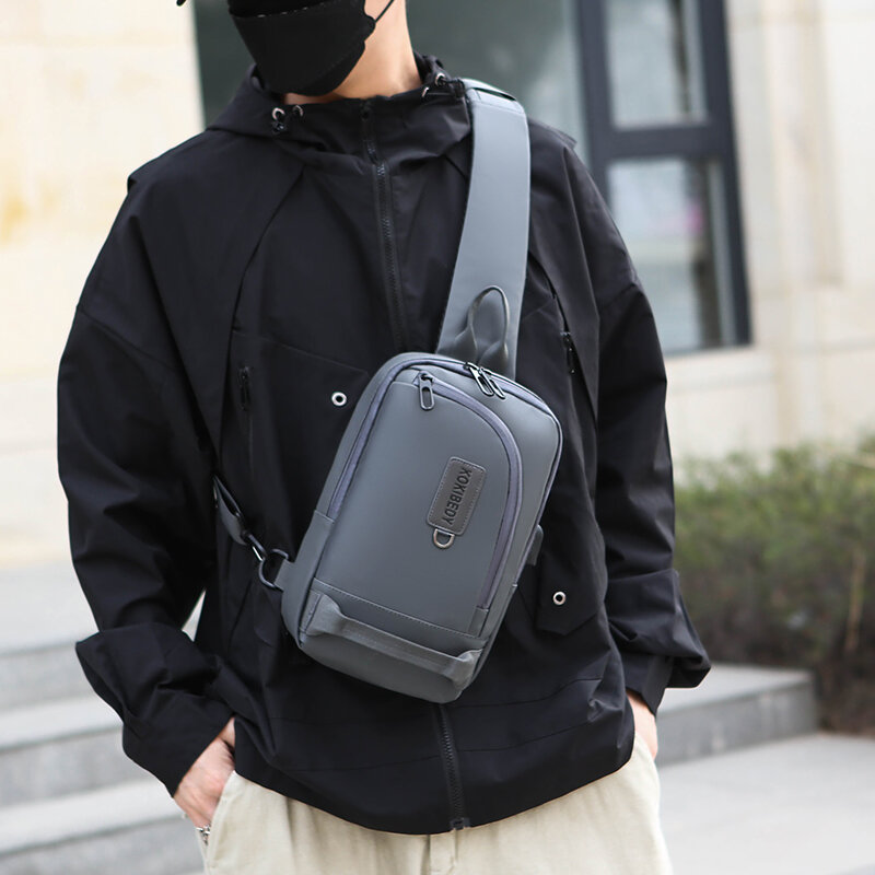 Tas dada pinggang pria, selempang perjalanan luar ruangan kasual tahan air dengan pengisi daya USB
