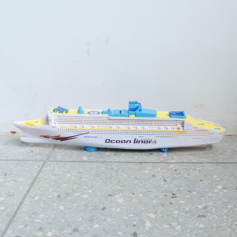 Ocean Liner nave barca giocattolo elettrico Flash luci a LED suoni di fischio va in giro