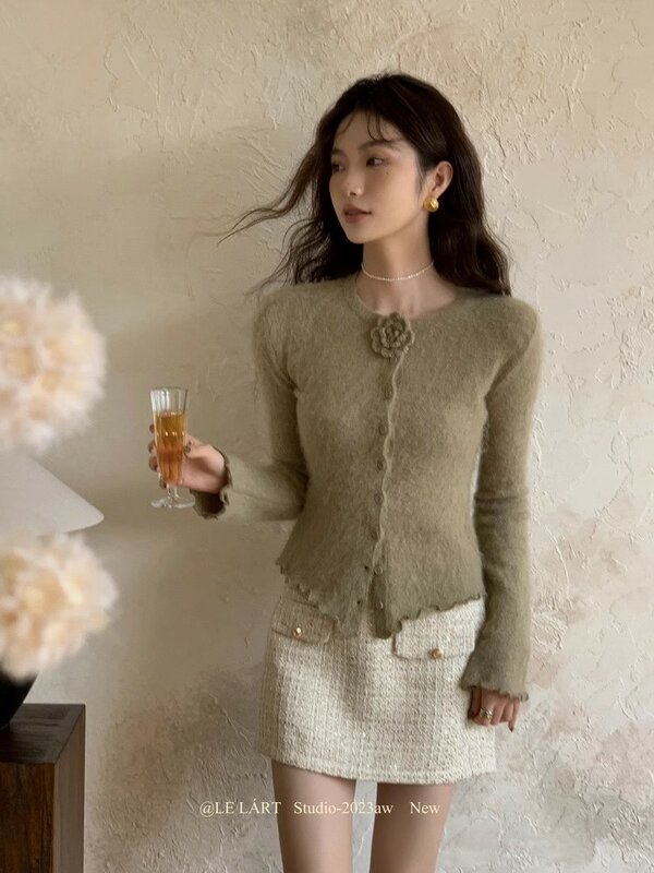 French Fashionable and Elegant Hepburn Flower Slim Fit Cardigan for Women's Autumn and Winter New Wood Ear Edge Knitwear