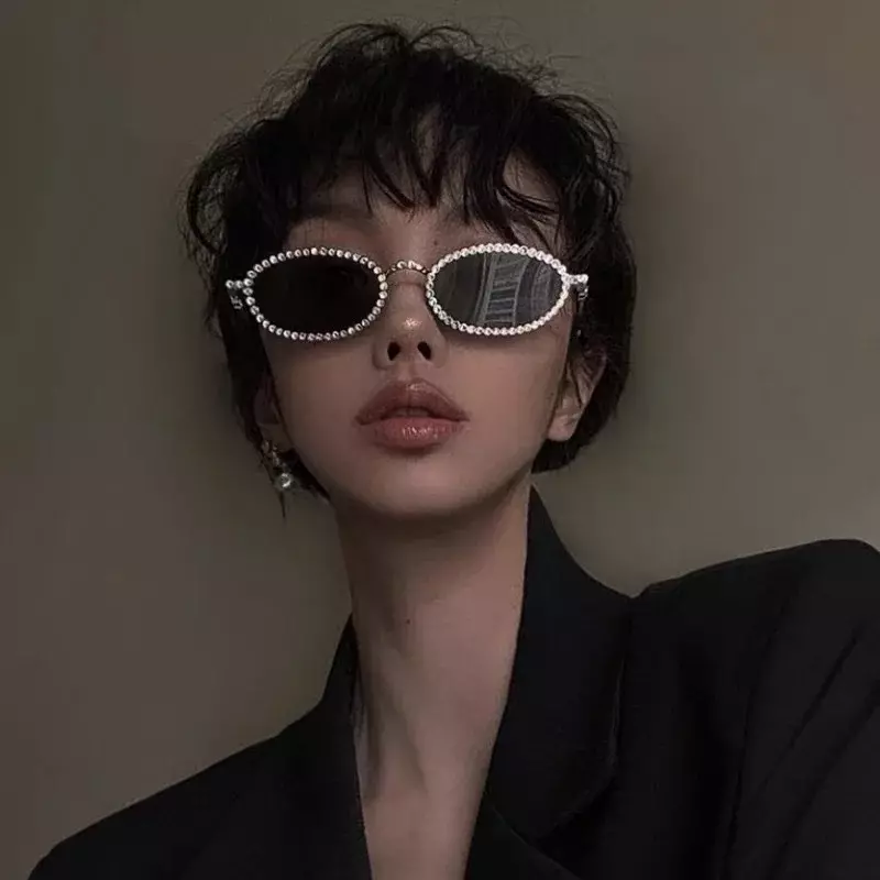 แว่นตากันแดดเพชรทรงรีแบรนด์หรูใหม่สำหรับผู้หญิงแว่นตาเพชรขนาดเล็กแบบญี่ปุ่นและเกาหลีตกแต่งเทรนด์โลหะ oculos de Sol