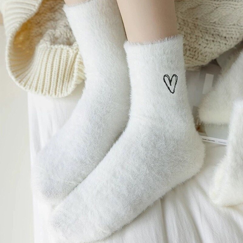 Kaus kaki beludru bulu untuk wanita, Kaos Kaki cantik berbulu tebal musim gugur musim dingin, kaus kaki tidur lantai berbulu putih bentuk hati