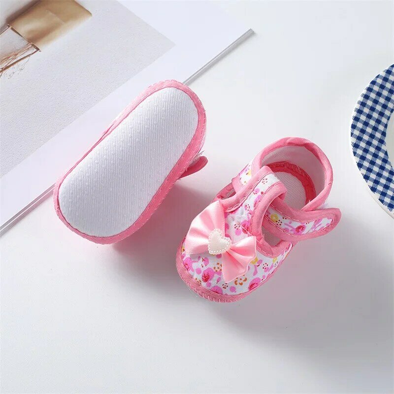 Chaussures plates pour bébés filles, chaussures d'intérieur et d'extérieur pour tout-petits à semelle souple avec imprimé floral et nœud papillon