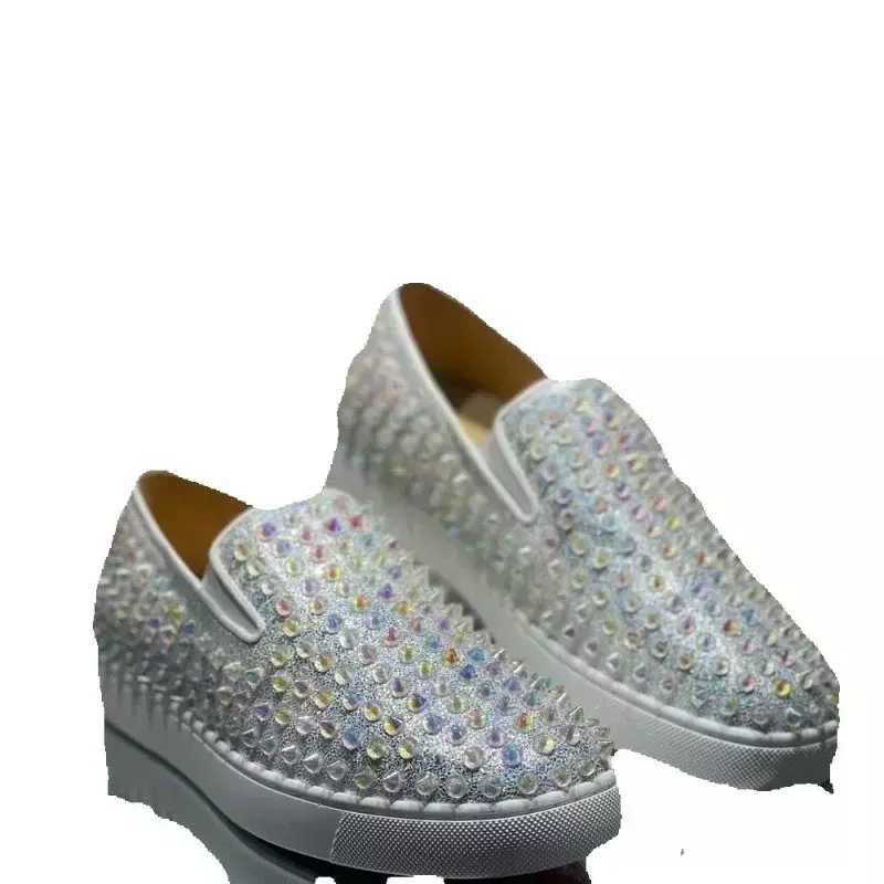 Zapatillas bajas de lujo para hombre, zapatos planos con remaches de cuero genuino y purpurina blanca con pinchos, calzado sin cordones para conducir