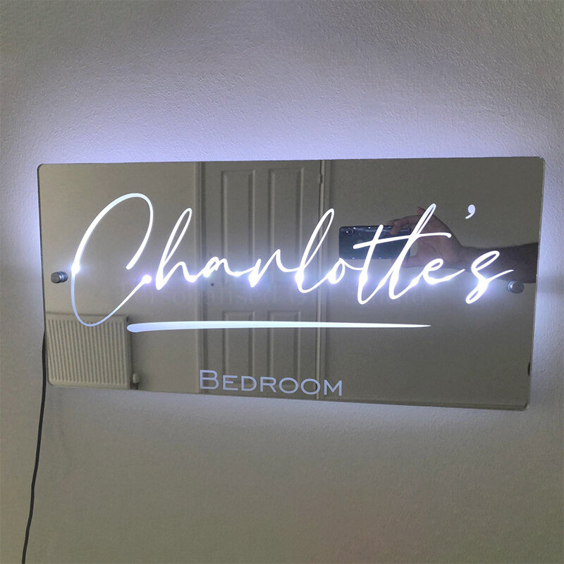 Luce a LED per specchio con nome personalizzato