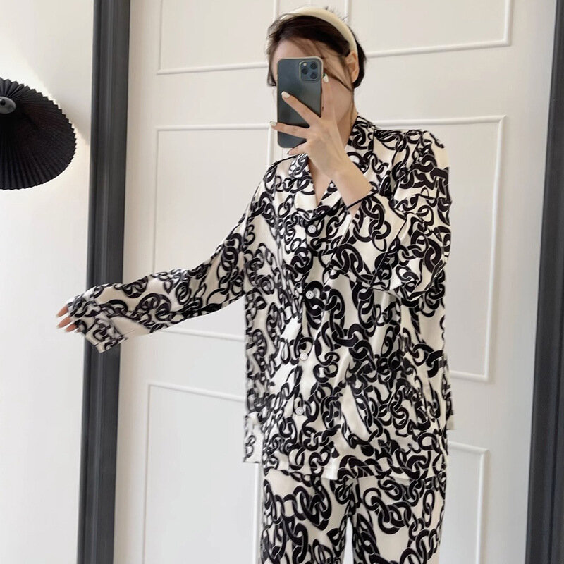 Conjunto de Pijama de satén de seda sintética para Mujer, ropa de dormir de manga larga con botones estampados, primavera y otoño, 2 piezas