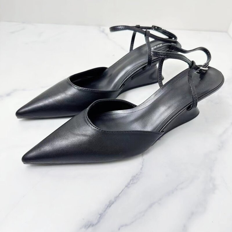 Nowe buty damskie czarno-białe skórzane klinowe szpiczaste płytkie klamry z pojedynczymi butami.