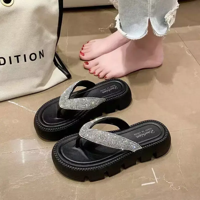 Sepatu pantai modis wanita, sandal Flip-flop berlian imitasi sol tebal pakaian luar ruangan Anti Slip dalam ruangan tren 2024