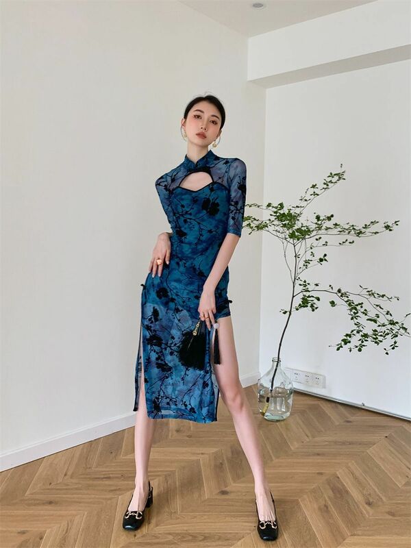 ชุดเดรสสไตล์จีนย้อนยุคลายดอกไม้สำหรับผู้หญิงชุดกี่เพ้าเซ็กซี่แขนเจ็ดส่วนสีน้ำเงินกลวงออกเซ็กซี่ใหม่