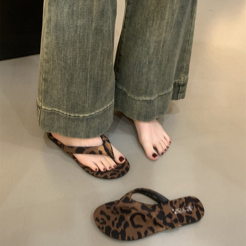 รองเท้าแตะผู้หญิงแบบหนีบ Comfort แฟชั่นรองเท้าส้นแบนรองเท้ารองเท้าแตะชายหาดโรมฤดูร้อนใหม่ปี2024
