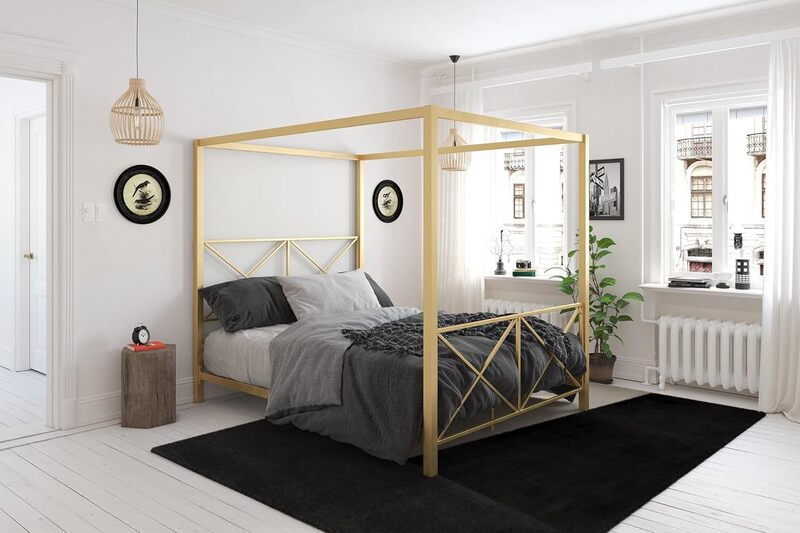 DHP Rosedale-cadre de lit en métal, conception de quatre affiches, planche de sauna géométrique et marchepied, entièrement doré