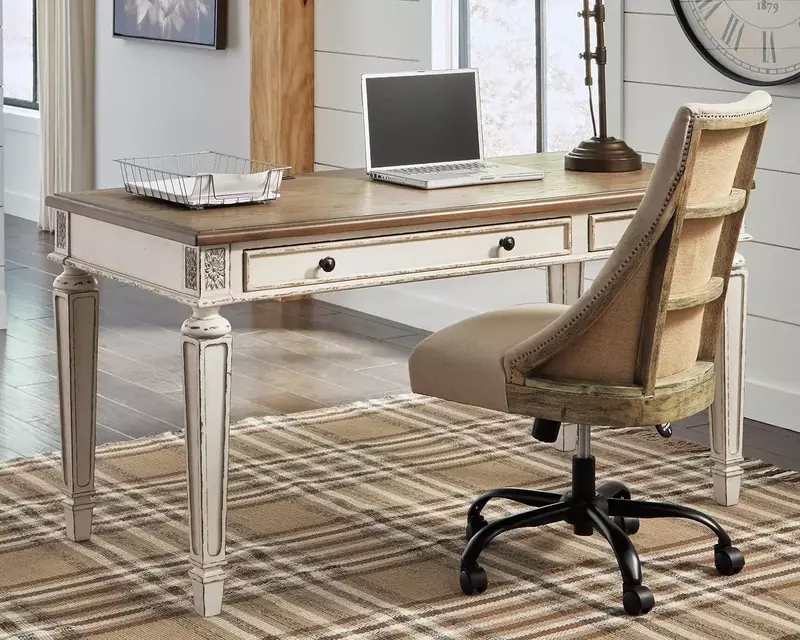 Podpis projektu przez Ashley Realyn Farmhouse 60-calowy biurko do pracy w domu z ładowaniem USB, wyszczerbiony biały
