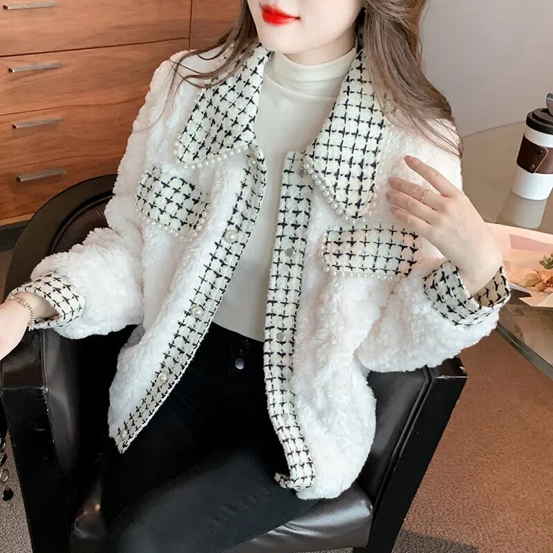 Outono inverno 2022 novo perfumado imitação de lã de cordeiro engrossado casaco feminino emenda pérola jaqueta solta