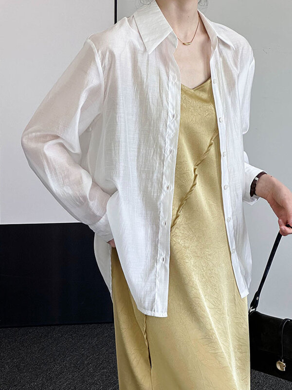 LANMREM blus wanita, baju tabir surya desain tombol belakang untuk perempuan kerah satu baris, blus longgar kasual musim panas 2024