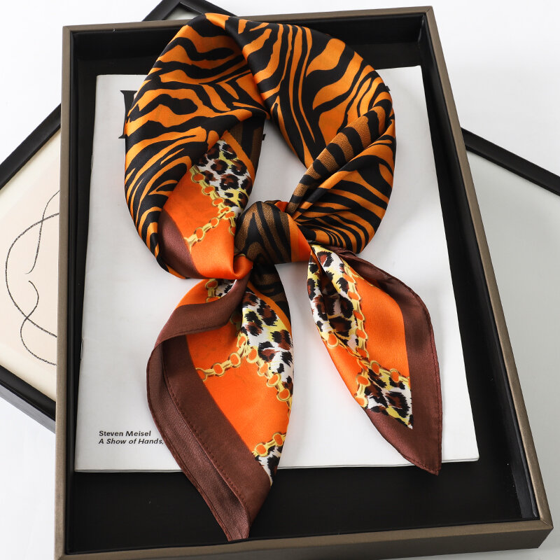 Châle en Satin imprimé léopard sauvage pour femmes, écharpe de cou carrée en soie, bandeau pour cheveux de plage, bandana