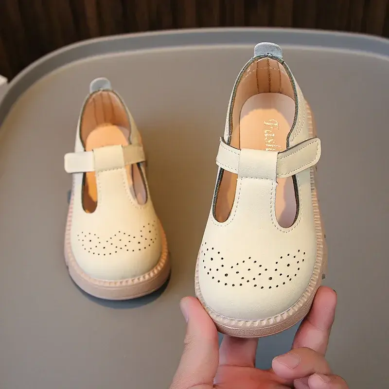 Ragazze Simple Hook & Loop appartamenti in stile britannico 2024 scarpe da passeggio in morbida pelle di nuova moda per bambini scarpe da prestazione vuote in tinta unita