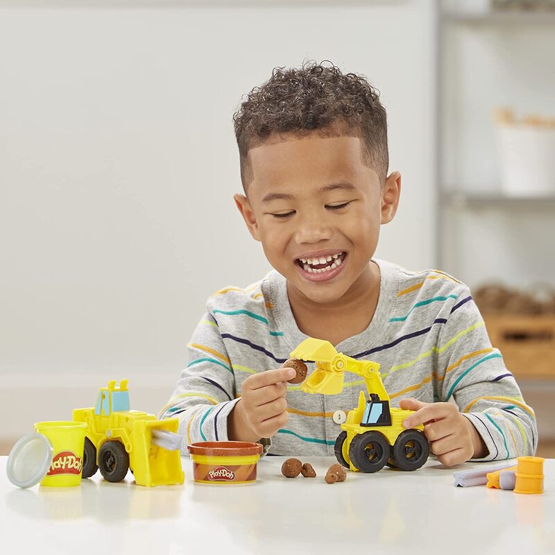 Play-Doh 하드 작업은 불도저 및 디퍼 n이 있는 돌, 삽, 파이프와 같은 건축 자재를 만들 수 있습니다.