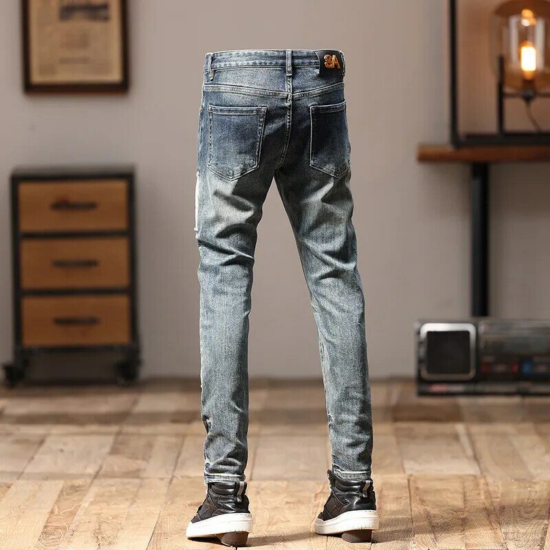 Jeans da uomo con cuciture Patchwork moda e bei pantaloni da moto con personalità ricamata a gamba dritta Slim Fit da strada