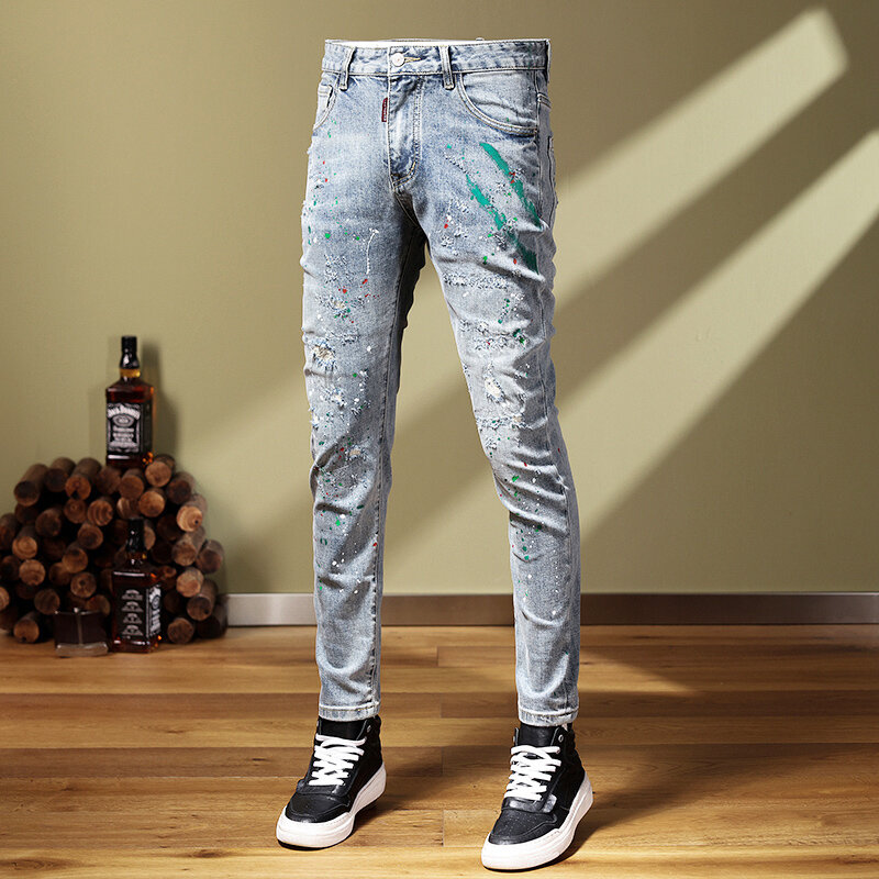 Główna ulica modne dżinsy męskie światło Retro niebieski elastyczny rozciągliwy chudy krój porwane jeansy mężczyzn malowany projektant spodnie w stylu Hip Hop Hombre