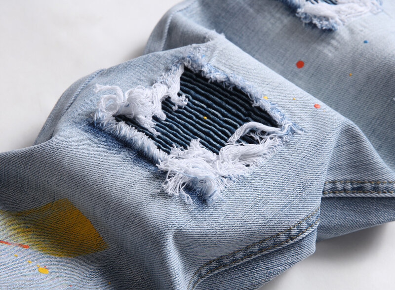 Lichtblauw Gescheurd Patch Motorelement Geplooide Pakking Handgeschilderde Kleine Rechte Been Jeans Voor Mannen