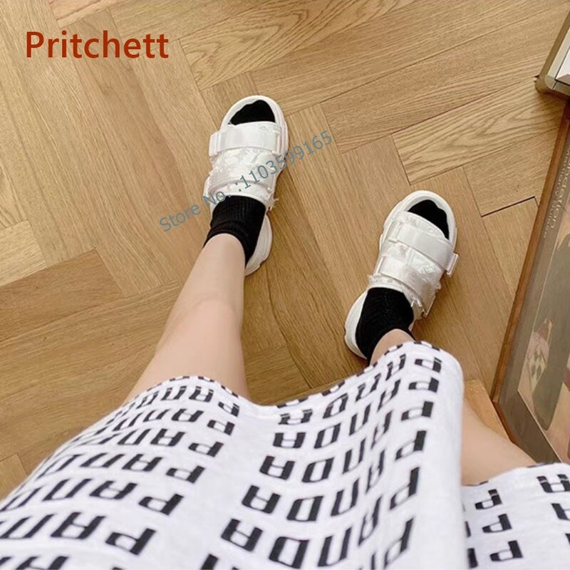 Zapatillas de suela gruesa para mujer, zapatos antideslizantes de punta redonda en blanco y negro, cómodos y concisos para exteriores