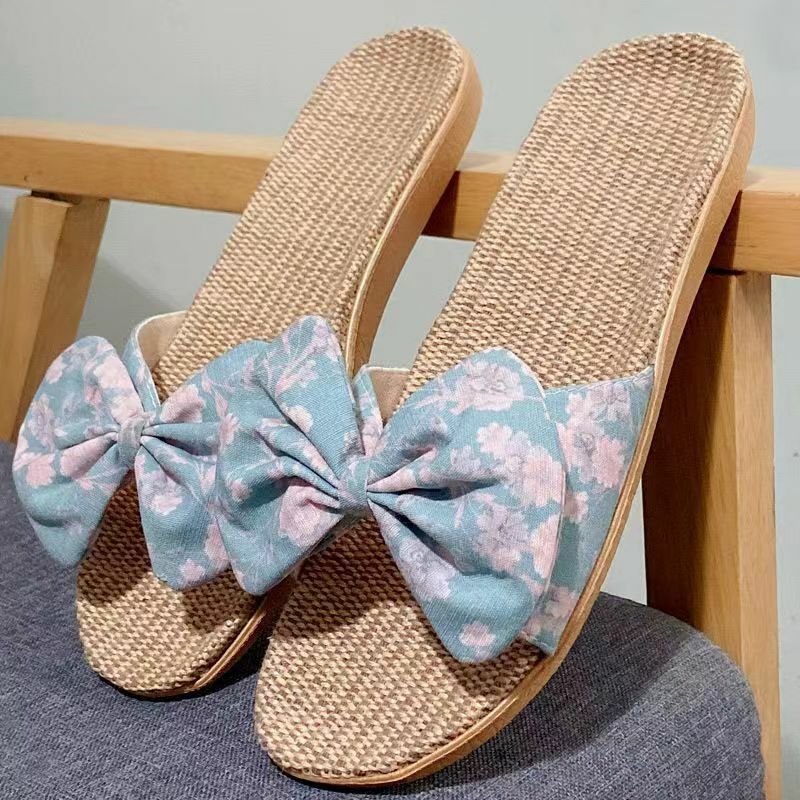รองเท้าแตะผู้หญิงผ้าลินินรองเท้าพื้นเตี้ยฤดูร้อนใหม่ gratis ongkir พื้นรองเท้านุ่มกันลื่นระบายอากาศลายดอกไม้รองเท้าแตะใส่เดินในบ้านโบว์