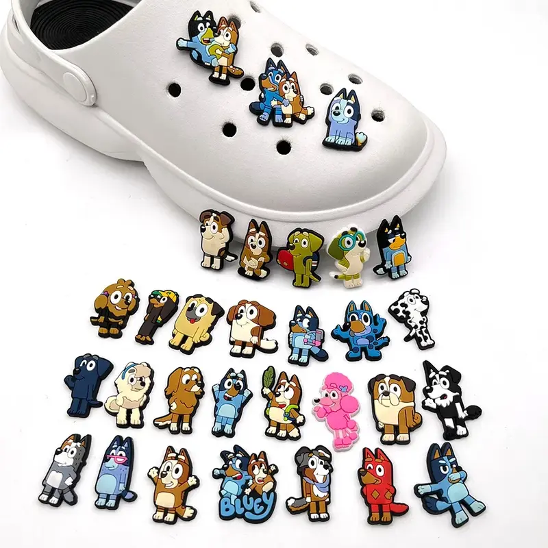 Dijes de zapatos de dibujos animados para niños, sandalias deslizantes de burbujas, decoraciones de zapatos de PVC, accesorios de hebilla, serie Bluey, 30 piezas