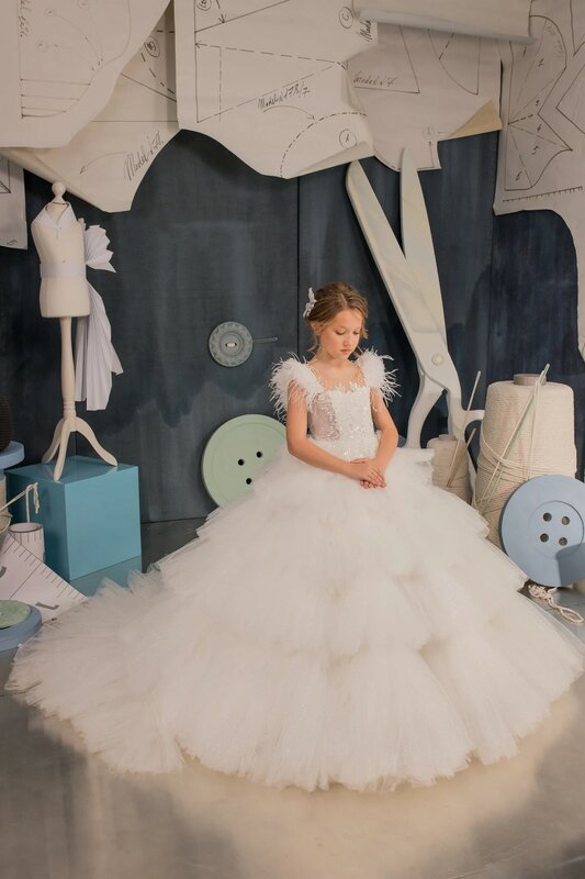 Luxus weiße geschichtete Federn Tüll Applikation Blumen mädchen Kleid für Hochzeits perlen mit Geburtstags feier Erstkommunion Ballkleider