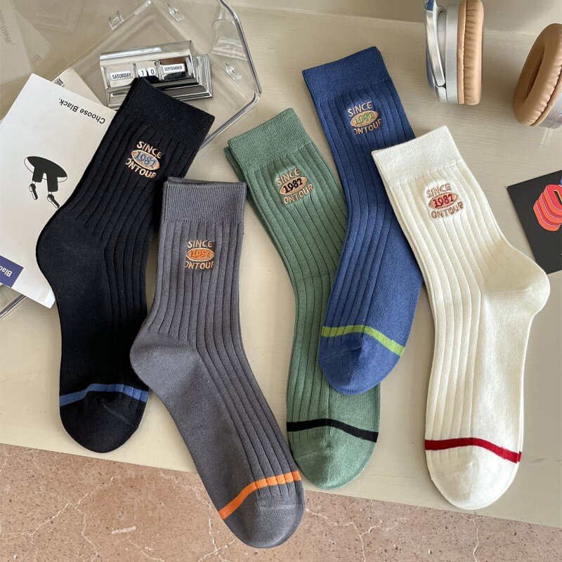 Calcetines de algodón de tubo medio para hombre, medias bordadas de Color sólido, medias deportivas de ocio, medias clásicas suaves que combinan con todo