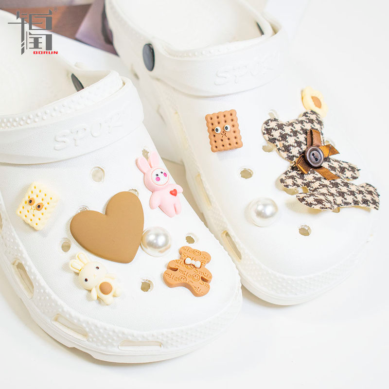 Nuova novità moda Croc Charms Designer strass catena ciondoli per scarpe cartone animato biscotto staccabile scarpe da giardino Charms regali per ragazze