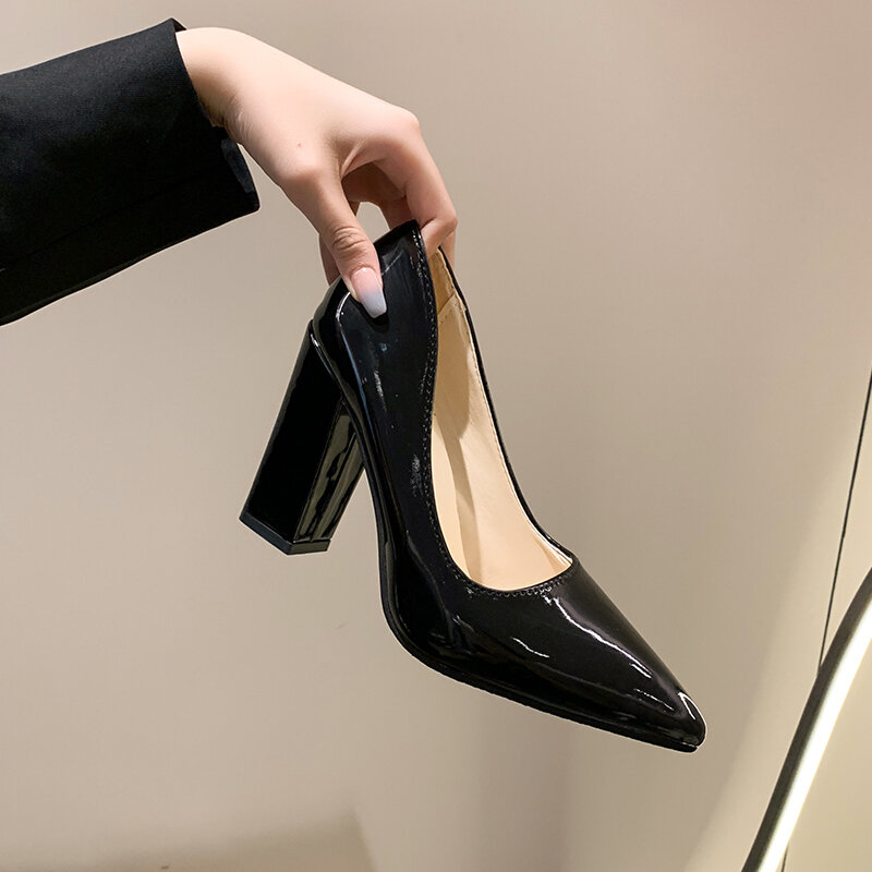 Mulher sapatos de salto alto 2023 apontou sapatos de boca rasa womenthick-heeled colorido couro de patente saltos altos mais tamanho 43