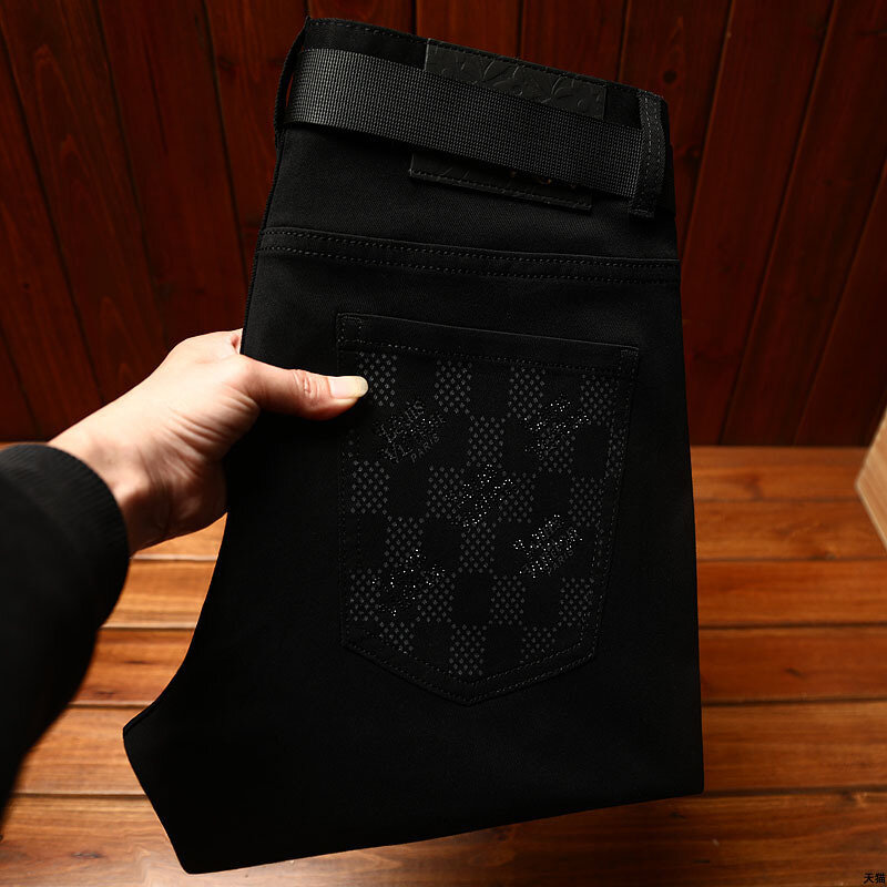 Wysokiej klasy lekkie, luksusowe letnie cienki odcinek męskich dżinsów są dopasowane do setek trendów w swobodnym elastyczne, czarne bawełniane spodnie