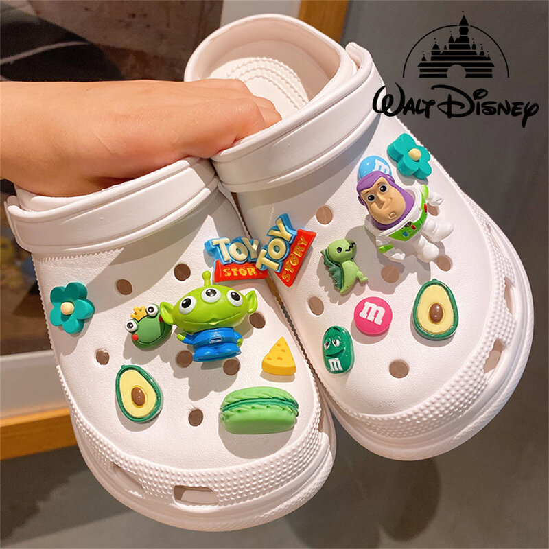 Disney Toy Story-Juego de dijes para zapatos, hebillas para zapatos, monstruo de tres ojos, oso de fresa, accesorios para zapatos de dibujos animados clásicos, decoración DIY