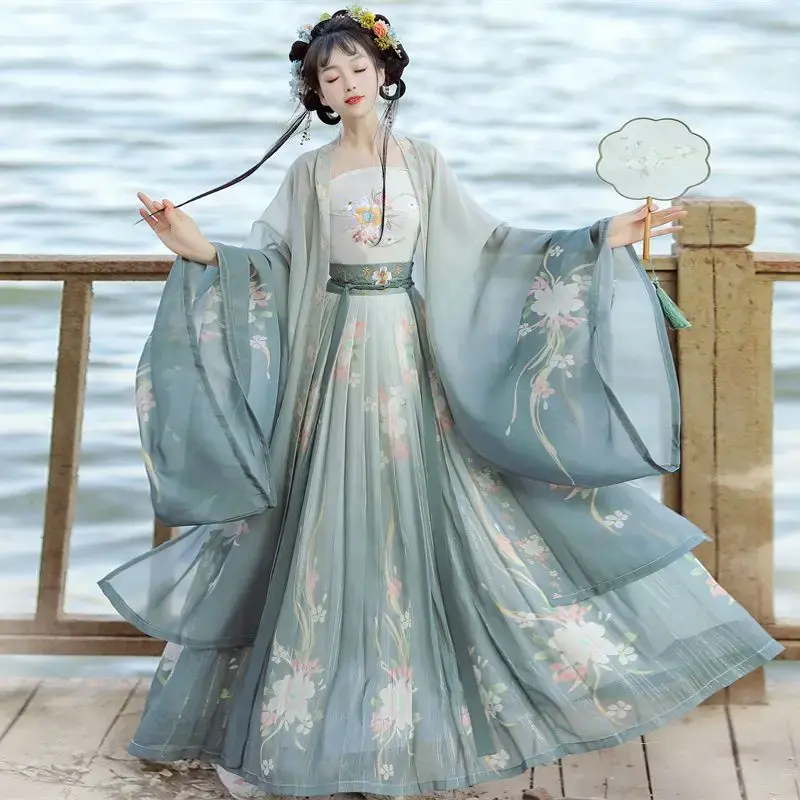 Женское платье с вышивкой в стиле древней династии Тан